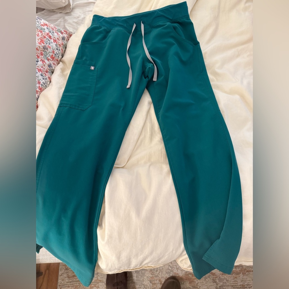 FIGS Hunter Green Kade Cargo Scrub Pants